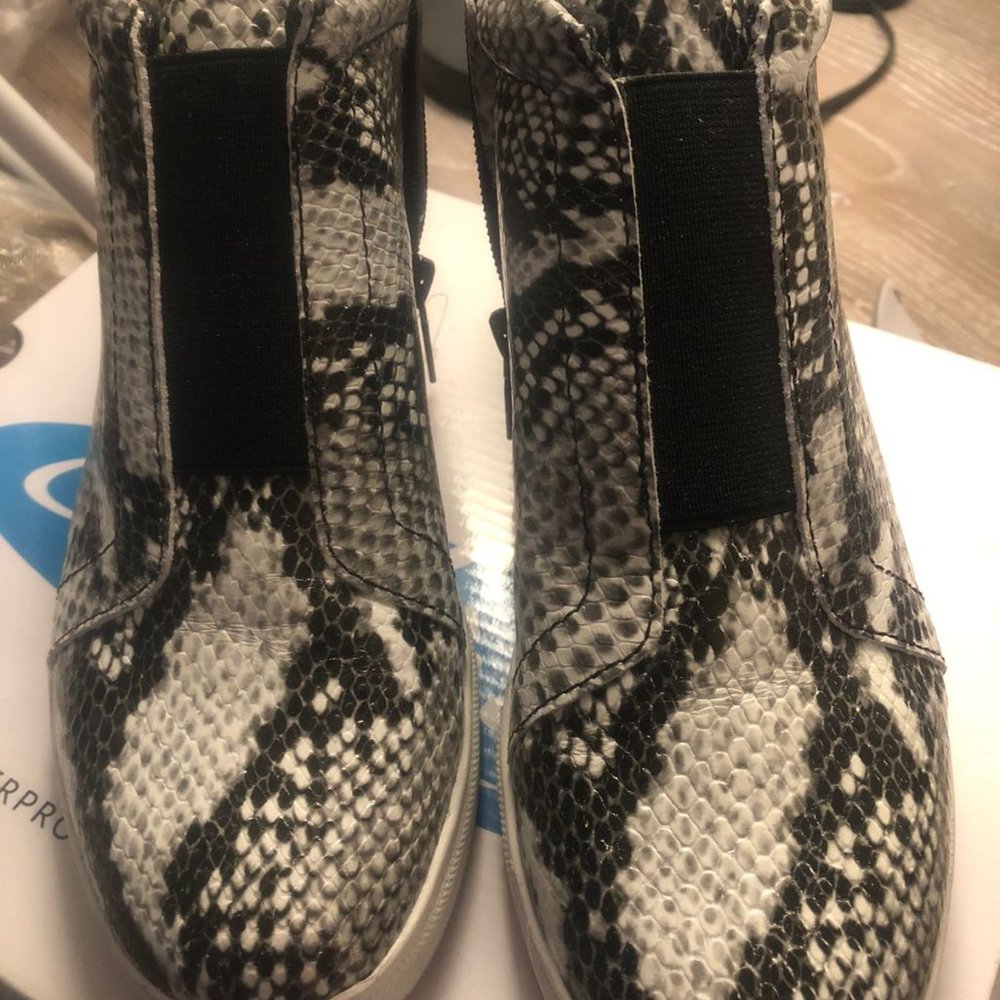 Aqua College Glady Waterproof Sneakers Black White Snake Print 8M like new.